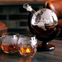 Conjunto Decanter Globo com Suporte em Madeira e 2 Copos Lenogue