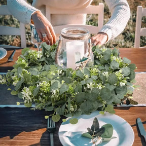 Guirlanda de Folhas de Eucalipto Artificial com Flores Brancas Lenogue